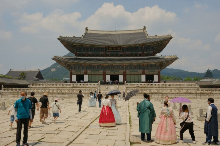 (2025) Top 3 Must-Visit Spots in Seoul : from traditional to vivid  Gyeongbokgung Palace Bukchon Hanok Village Myeong-dong 