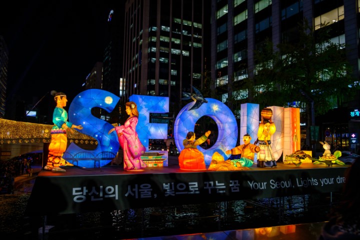 (2025) Top 3 Must-Visit Spots in Seoul : from traditional to vivid  Gyeongbokgung Palace Bukchon Hanok Village Myeong-dong 