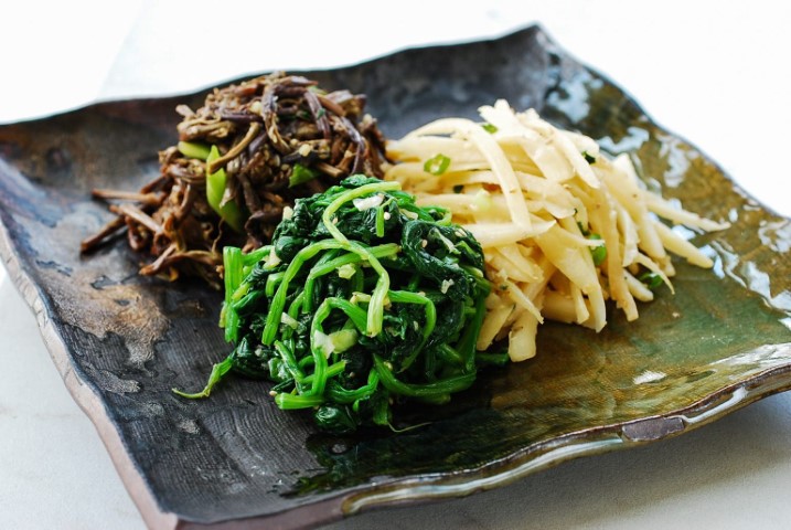 What Koreans eat during Chuseok, ｜ japchae, yukjeon, songpyeon, dong geulangttaeng