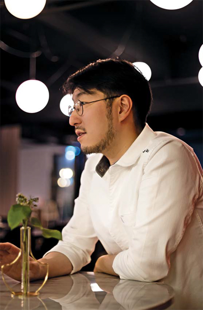 Black and white chef White spoon ｜ Chef Park Jun-woo Aux petits verres restaurant information location