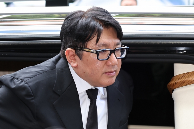 Bang Si-hyuk, HYBE Chairman: The Controversy Over a $300 Million Contract and Its Aftermath